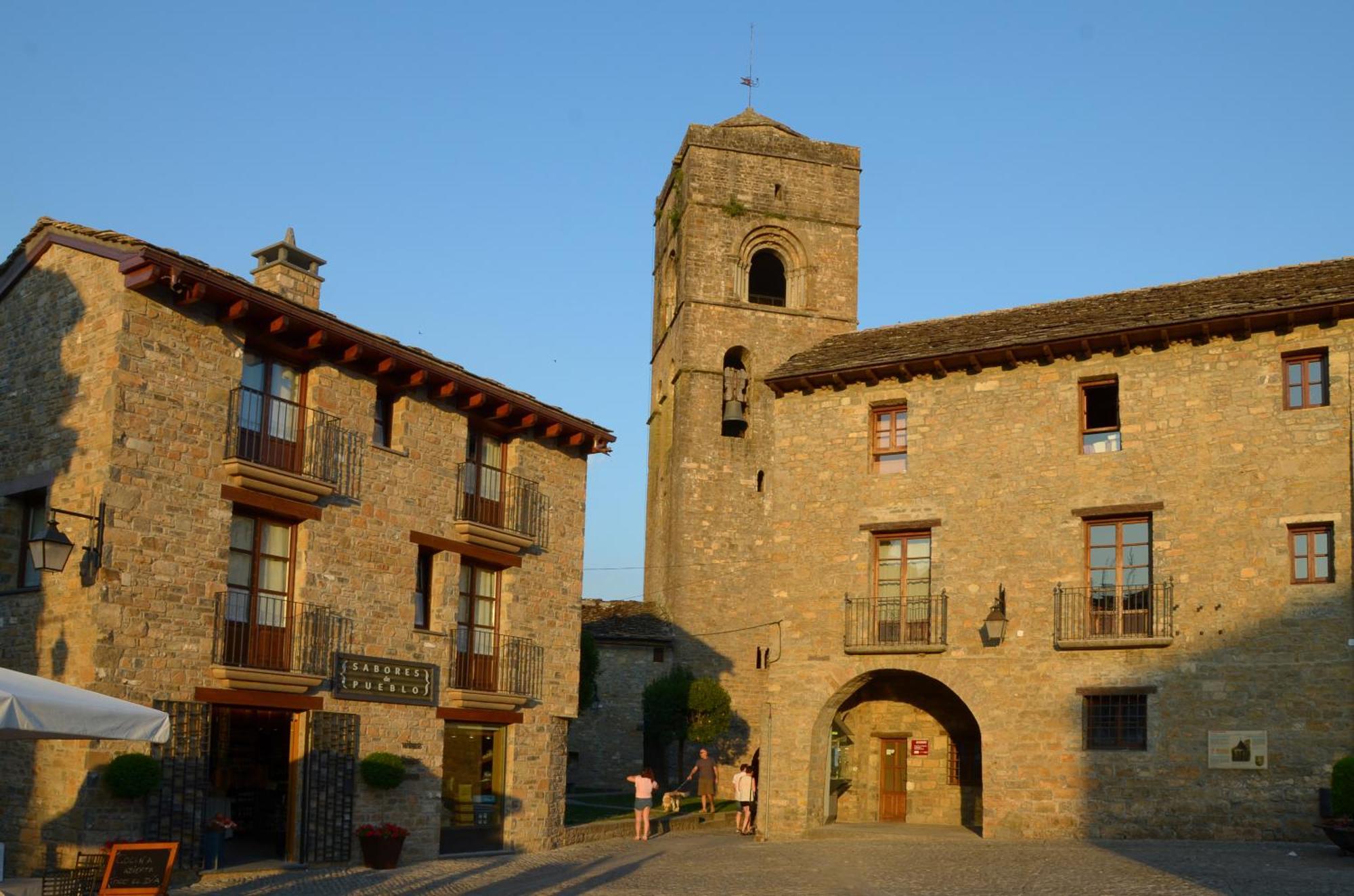 Apartamentos El Palacete De Ainsa Aínsa Exterior foto